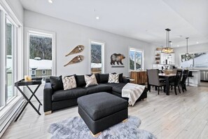 TV, fireplace - The Wandering Bear at Sun Peaks (Sun Peaks)