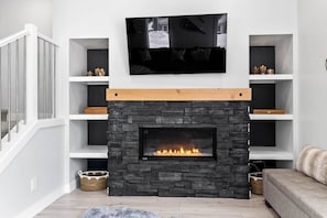 Una televisión, una chimenea