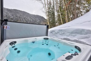 Outdoor spa tub - The Wandering Bear at Sun Peaks (Sun Peaks)