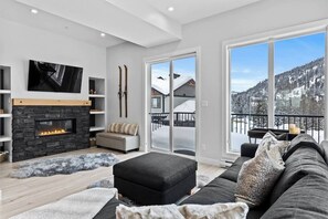 TV, fireplace - The Wandering Bear at Sun Peaks (Sun Peaks)