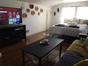 1 bedroom, iron/ironing board, WiFi, bed sheets - ‘Edith’ Carriage House Getaway - Hamburg/I-75! (Lexington)