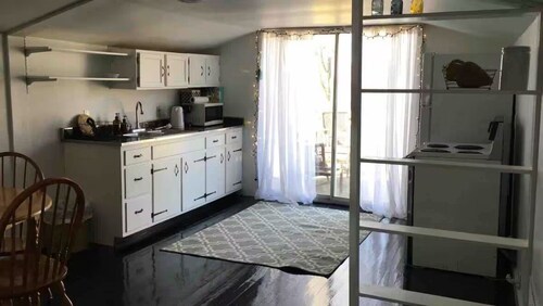 ‘Edith’ Carriage House Getaway - Hamburg/I-75!