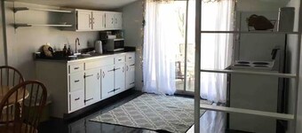 ‘Edith’ Carriage House Getaway - Hamburg/I-75!