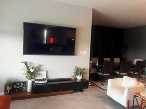 Smart-tv och eldstad