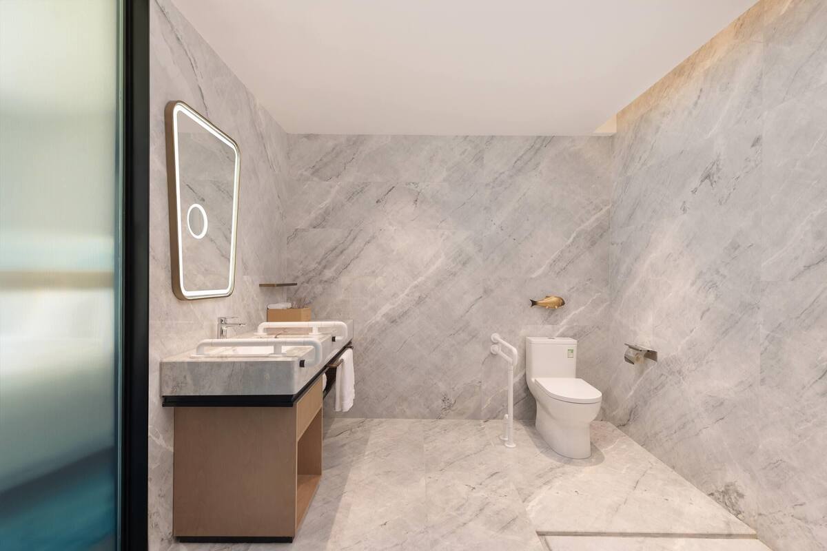 Room, 1 King Bed, Mobility Accessible, Non Smoking (Hearing, Roll-in Shower, City View) | Accessible bathroom