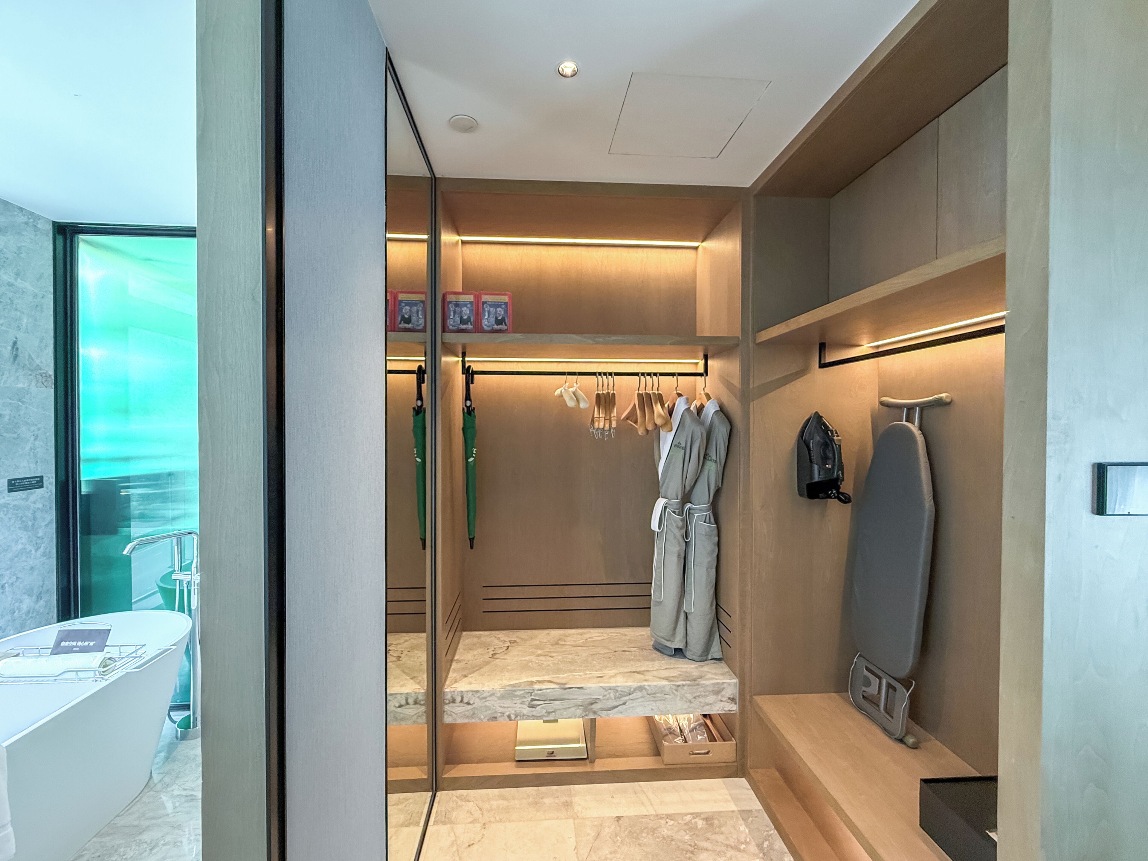 Une salle de bain moderne avec une paroi en verre, un meuble-lavabo avec un miroir et un espace douche.
