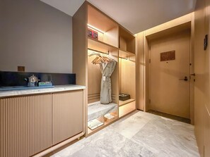 Standard Room, 1 King Bed, Non Smoking, City View | In-room safe, blackout curtains, iron/ironing board, free WiFi - Wingate by Wyndham Chongqing Wushan (Chongqing)