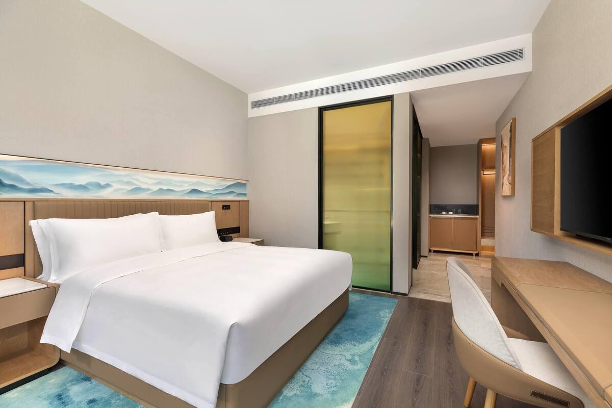 Standard Room, 1 King Bed, Non Smoking, City View | In-room safe, blackout curtains, iron/ironing board, free WiFi
