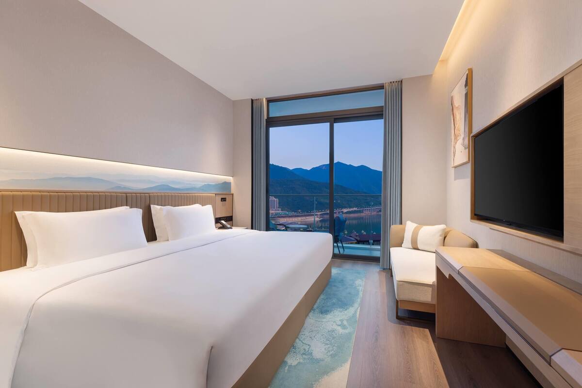 Deluxe Room, 2 Single Beds, Non Smoking, River View (Hollywood) | In-room safe, blackout curtains, iron/ironing board, free WiFi