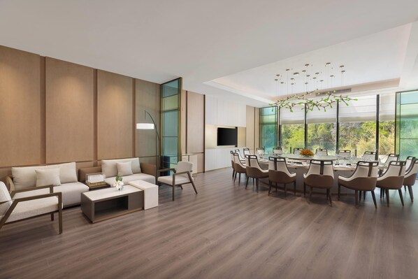 Una sala moderna con un conjunto de sofá, mesa de centro y comedor con sillas y una mesa.