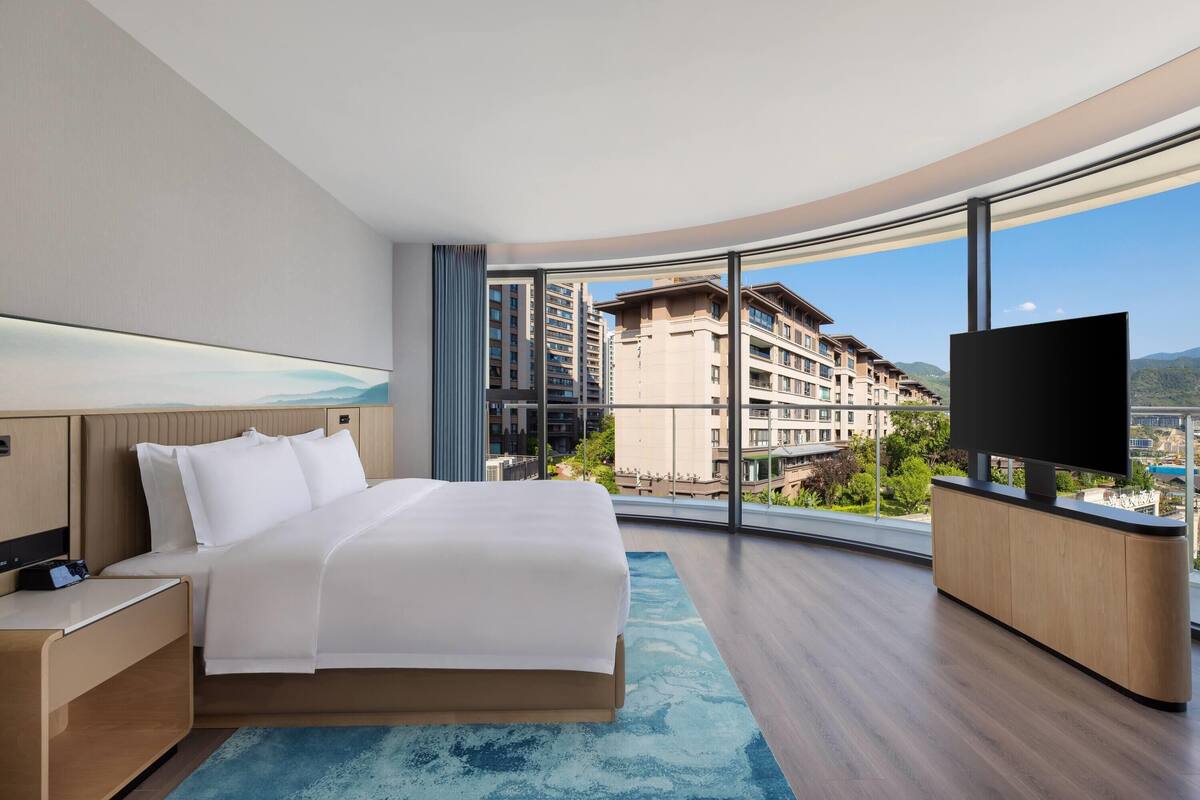 Studio Suite, 1 King Bed, Non Smoking | In-room safe, blackout curtains, iron/ironing board, free WiFi