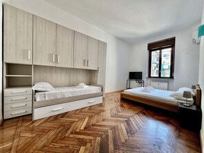 1 chambre, fer et planche à repasser, lit parapluie, Wi-Fi