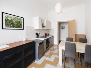 Kahvin-/teenkeitin, jääkaappi, uuni, liesi