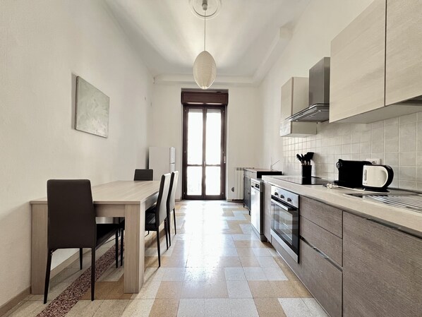 Réfrigérateur, four, plaque de cuisson, cafetière/bouilloire