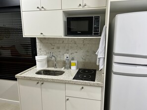 Geladeira, micro-ondas, cafeteira/chaleira