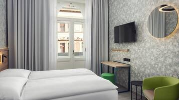 Quarto casal, sacada | Cofres nos quartos, espaço de trabalho para notebook, Wi-Fi de cortesia