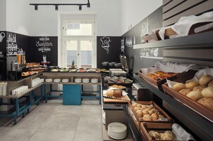 Café da manhã com buffet todos os dias mediante uma taxa
