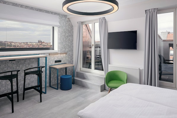 Suite, 2 chambres, balcon | Coffres-forts dans les chambres