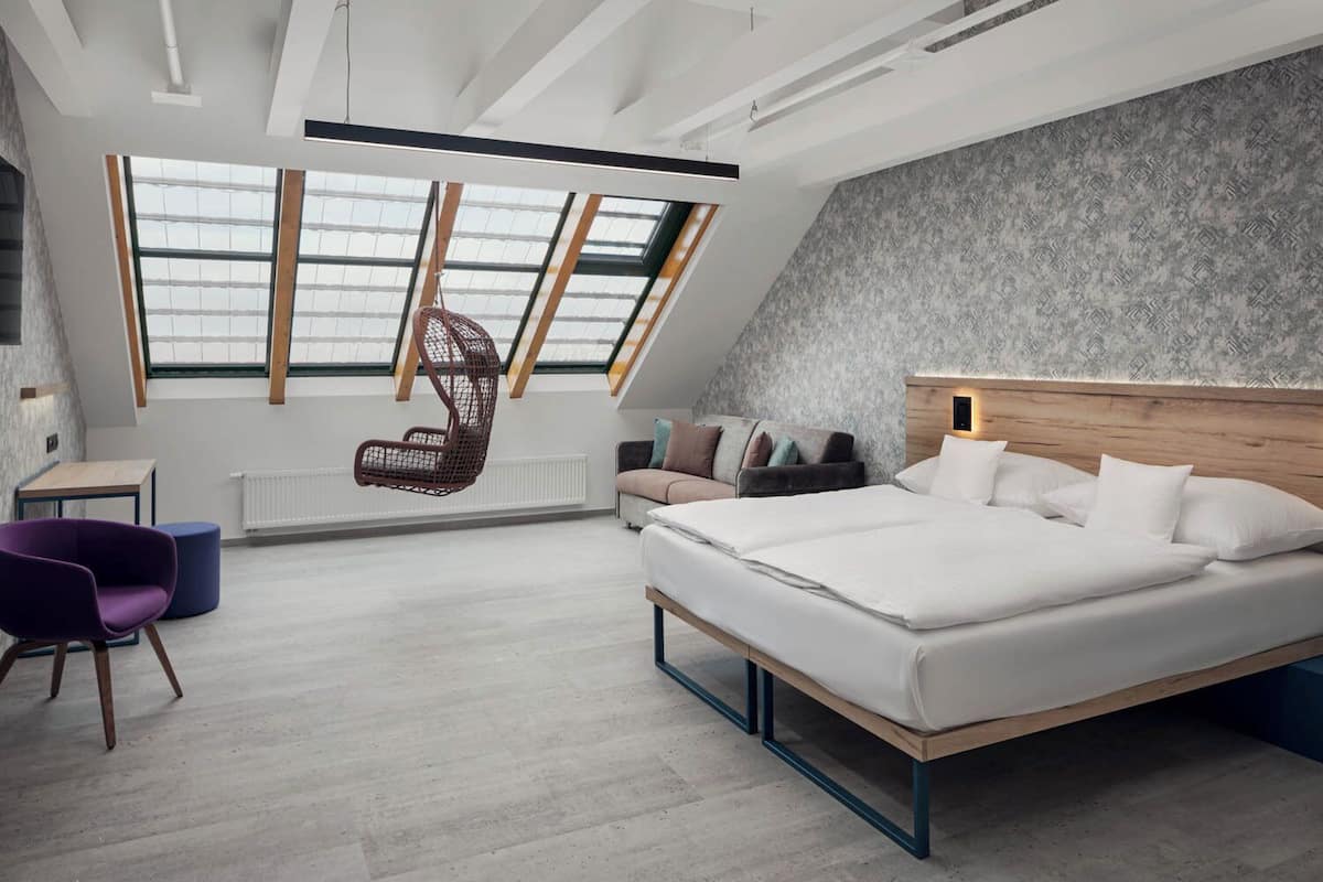 Suite, patio | Una cassaforte in camera, postazione laptop, Wi-Fi gratuito