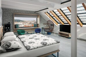 Suite, terrasse, byutsikt | Safe på rommet, skrivebord for bærbar PC og wi-fi (inkludert)