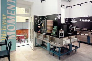 Petit déjeuner buffet (8 EUR par personne)