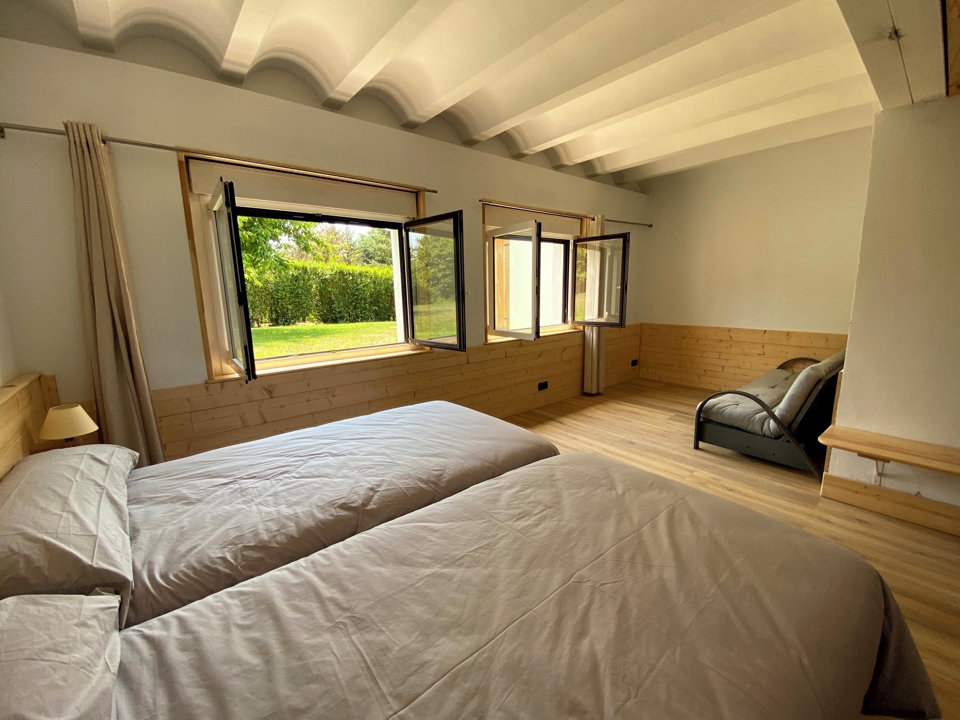 8 chambres, fer et planche à repasser, Wi-Fi, draps fournis