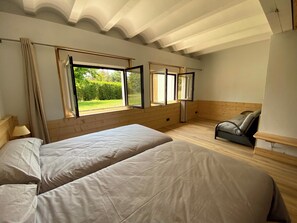 8 bedrooms, iron/ironing board, WiFi, bed sheets - Rural house 10 minutes from pamplona with large garden and games room (Elcano)