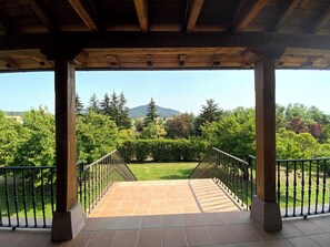 Property grounds - Rural house 10 minutes from pamplona with large garden and games room (Elcano)