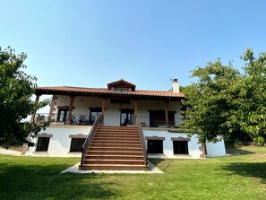 Exterior - Rural house 10 minutes from pamplona with large garden and games room (Elcano)