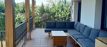 casa rural a 10 minutos de pamplona con amplio jardin y sala de juegos