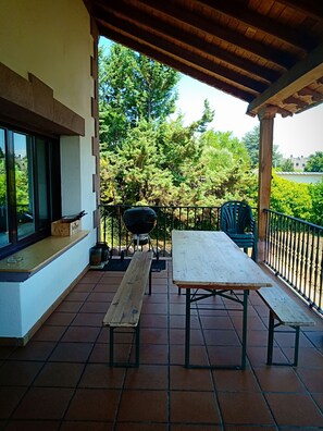 Outdoor dining - Rural house 10 minutes from pamplona with large garden and games room (Elcano)