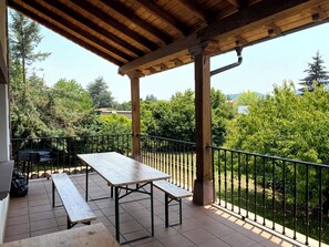 Outdoor dining - Rural house 10 minutes from pamplona with large garden and games room (Elcano)