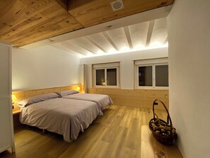 8 bedrooms, iron/ironing board, WiFi, bed sheets - Rural house 10 minutes from pamplona with large garden and games room (Elcano)