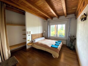 8 bedrooms, iron/ironing board, WiFi, bed sheets