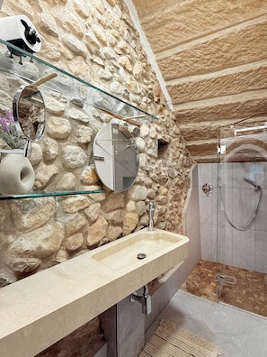 Dusche, Haartrockner, Bidet, HandtĂŒcher