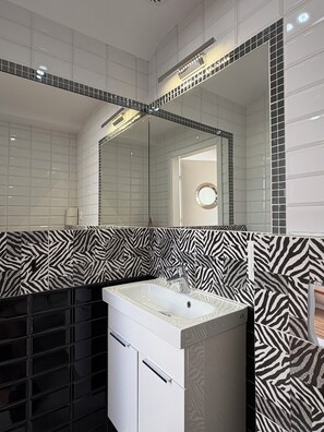 Secador de pelo, toallas, jabón y papel higiénico