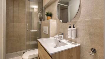 Een douche, een haardroger, handdoeken