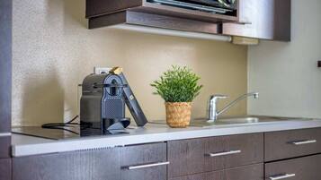 Een koelkast, een kookplaat, een koffiezetapparaat/waterkoker