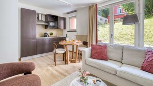 Eine moderne Wohnung mit Küche, Essbereich und Wohnzimmer.