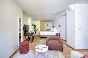 Een bureau, een strijkplank/strijkijzer, gratis wifi, beddengoed
