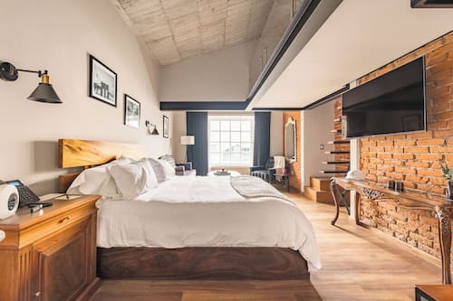 Duraznos King Suite | Ropa de cama de alta calidad, edredón y minibar