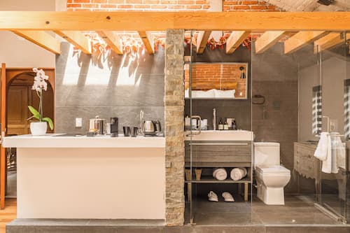 Skylight King Suite | Badezimmer | Dusche, Designer-Toilettenartikel, Haartrockner, Bademäntel