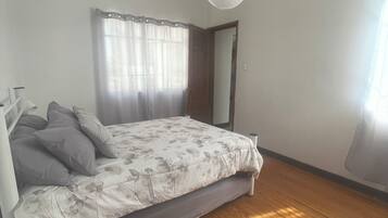 1 camera, una scrivania, ferro/asse da stiro, lenzuola