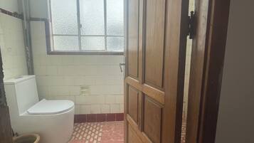 Doccia, asciugamani, carta igienica