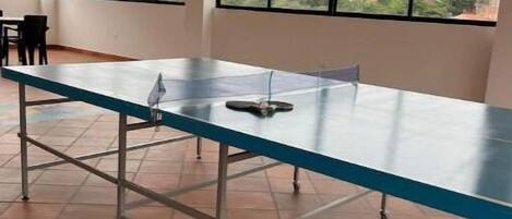Une salle de conférence dotée d’une longue table, de chaises et de grandes fenêtres donnant sur un panorama urbain.