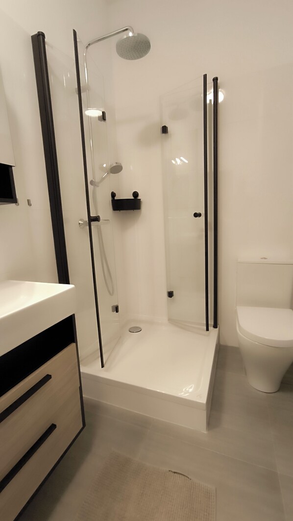 Een douche, een haardroger, handdoeken, zeep