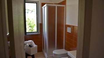 Dusche, Haartrockner, Bidet, HandtĂŒcher
