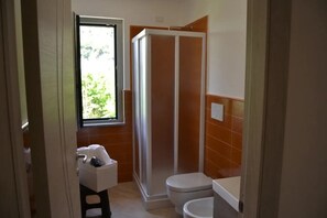 Shower, hair dryer, bidet, towels - Sorrento room, room with private bathroom, 20 Min from Pompeii, 40 from Sorrento and Amalfi (Campania)