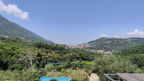 A mountainous landscape with a village in the valley. - Sorrento room, room with private bathroom, 20 Min from Pompeii, 40 from Sorrento and Amalfi (Campania)