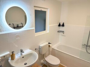Secadora de cabello, toallas, jabón, papel de baño